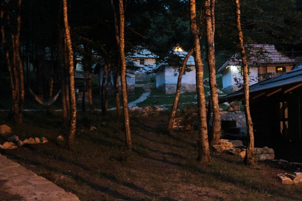 Отель Camp Divlja Rijeka Hum Экстерьер фото