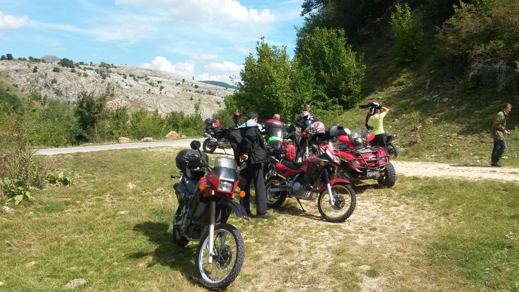 Отель Camp Divlja Rijeka Hum Экстерьер фото