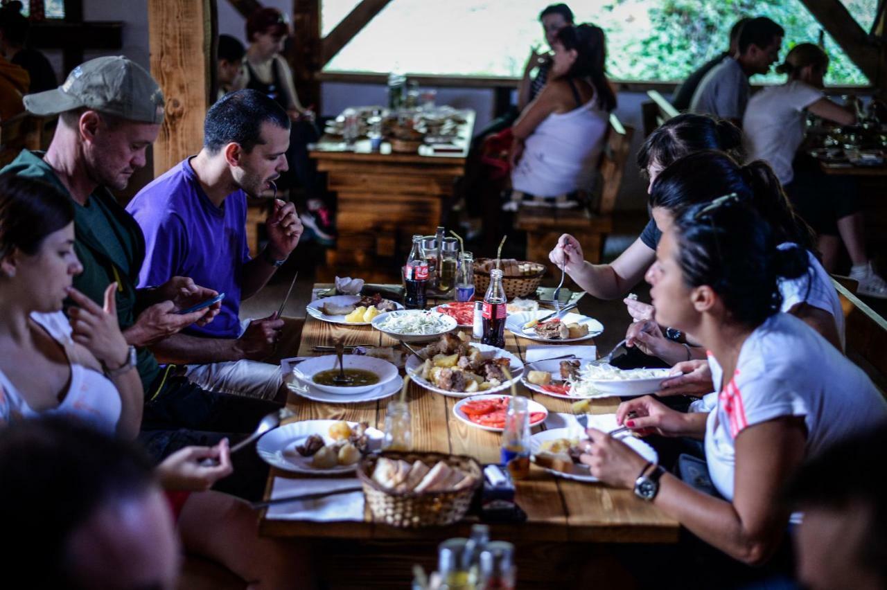 Отель Camp Divlja Rijeka Hum Экстерьер фото